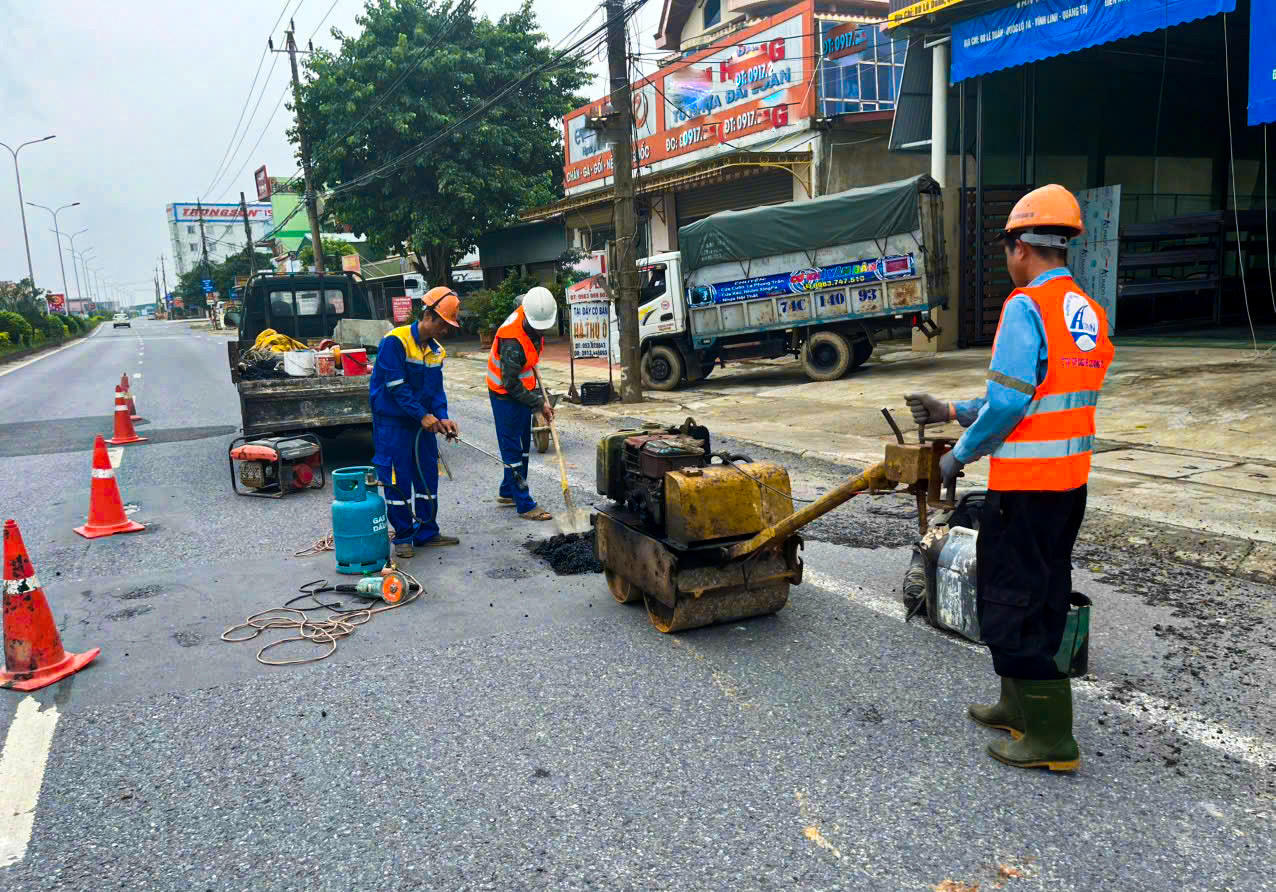 Khắc phục hư hỏng trên các tuyến đường huyết mạch do mưa lũ ở Quảng Trị