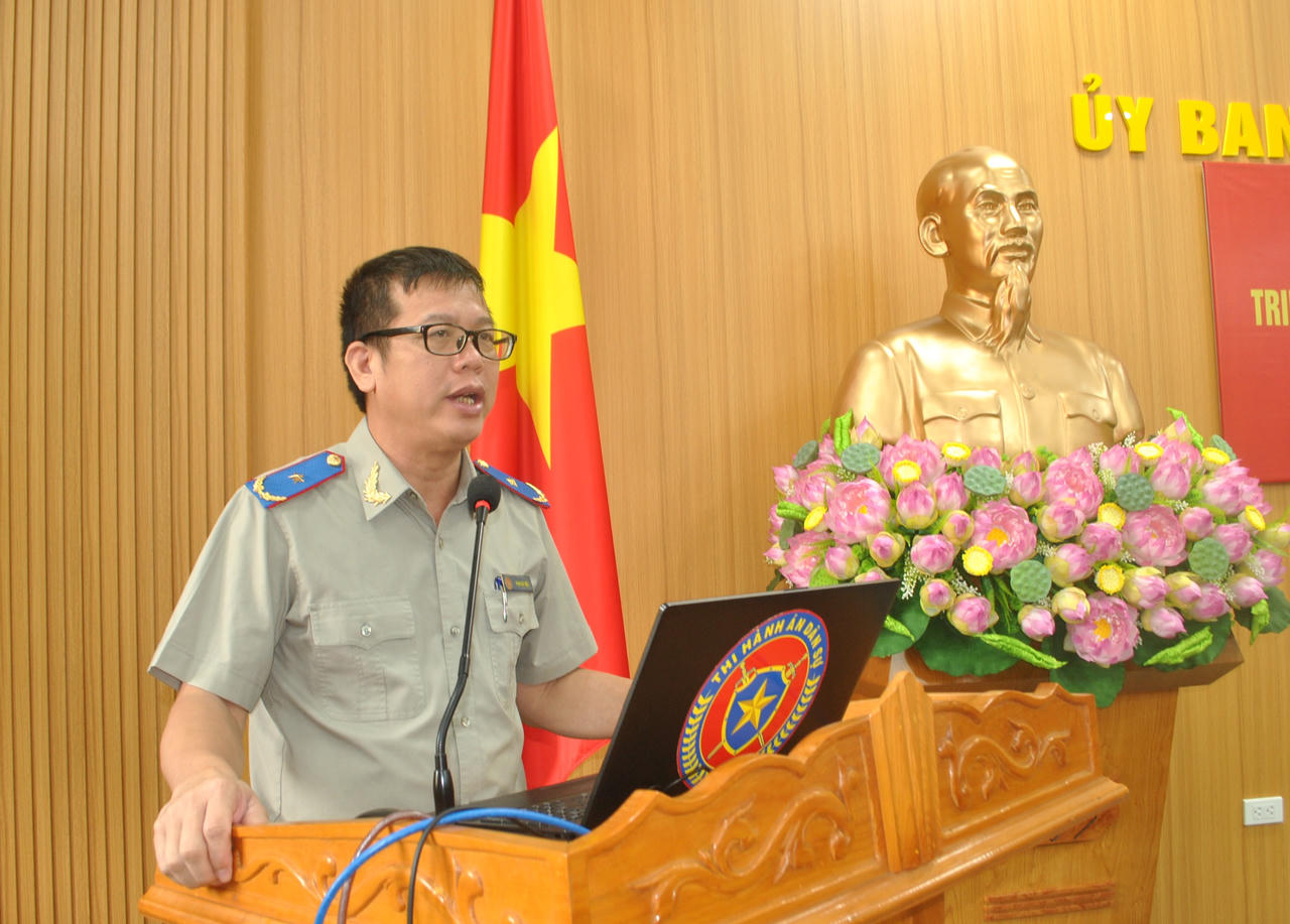 Ông Phan Huy Hiếu-Phó Cục trưởng Cục Quản lý THADS (Bộ Tư pháp) báo cáo khái quát tổng quan về các nội dung cơ bản, các điểm mới của Luật THADS năm 2025. (Ảnh: Hữu Anh)