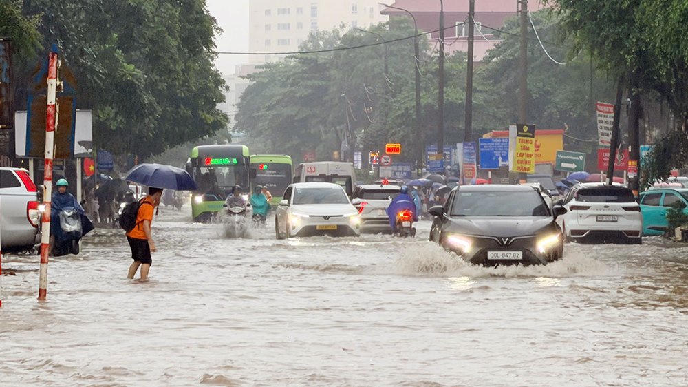 Mưa ngập, quyết định cho học sinh nghỉ: An toàn cần được đặt lên trước