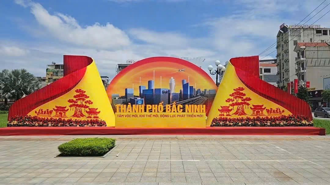  Trên khắp các tuyến đường, khu dân cư của tỉnh Bắc Ninh, cờ hoa, pano, áp phích được trang hoàng rực rỡ, tạo không khí phấn khởi, trang trọng trước thềm Lễ công bố Nghị quyết của Quốc hội về thành lập thành phố Bắc Ninh. (Ảnh TT)