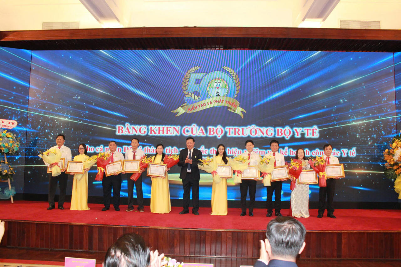 Thứ trưởng Bộ Y tế Đỗ Xuân Tuyên trao Bằng khen của Bộ trưởng Bộ Y tế cho các tập thể và cá nhân Viện Sốt rét – Ký sinh trùng – Côn trùng TP. Hồ Chí Minh đã có thành tích xuất sắc trong thực hiện nhiệm vụ, kế hoạch công tác y tế. (Ảnh: VSRKST TP Hồ Chí Minh)