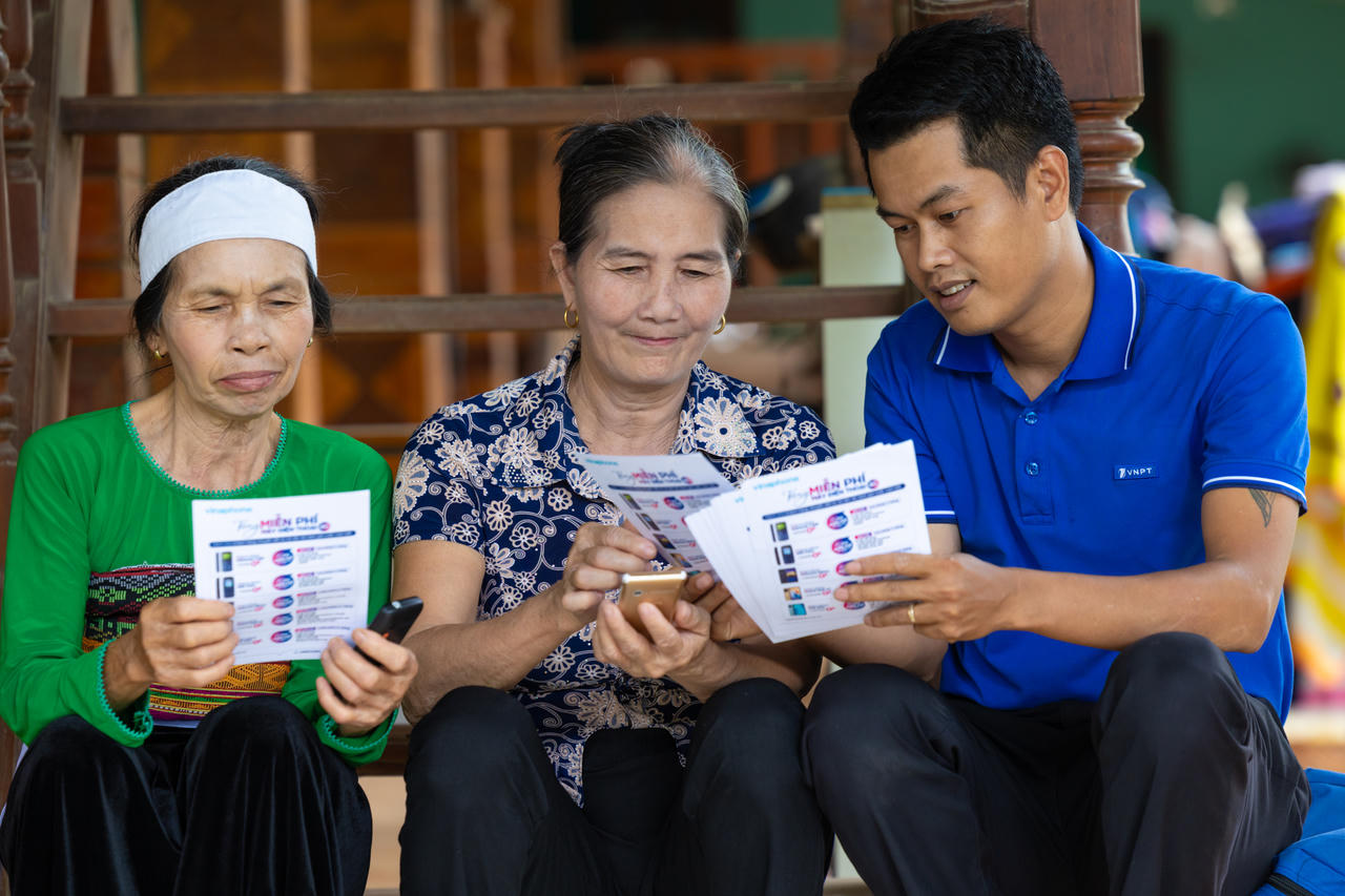 VNPT cũng đã triển khai chương trình hỗ trợ smartphone cho người cao tuổi, hộ nghèo, người khuyết tật và các gia đình khó khăn