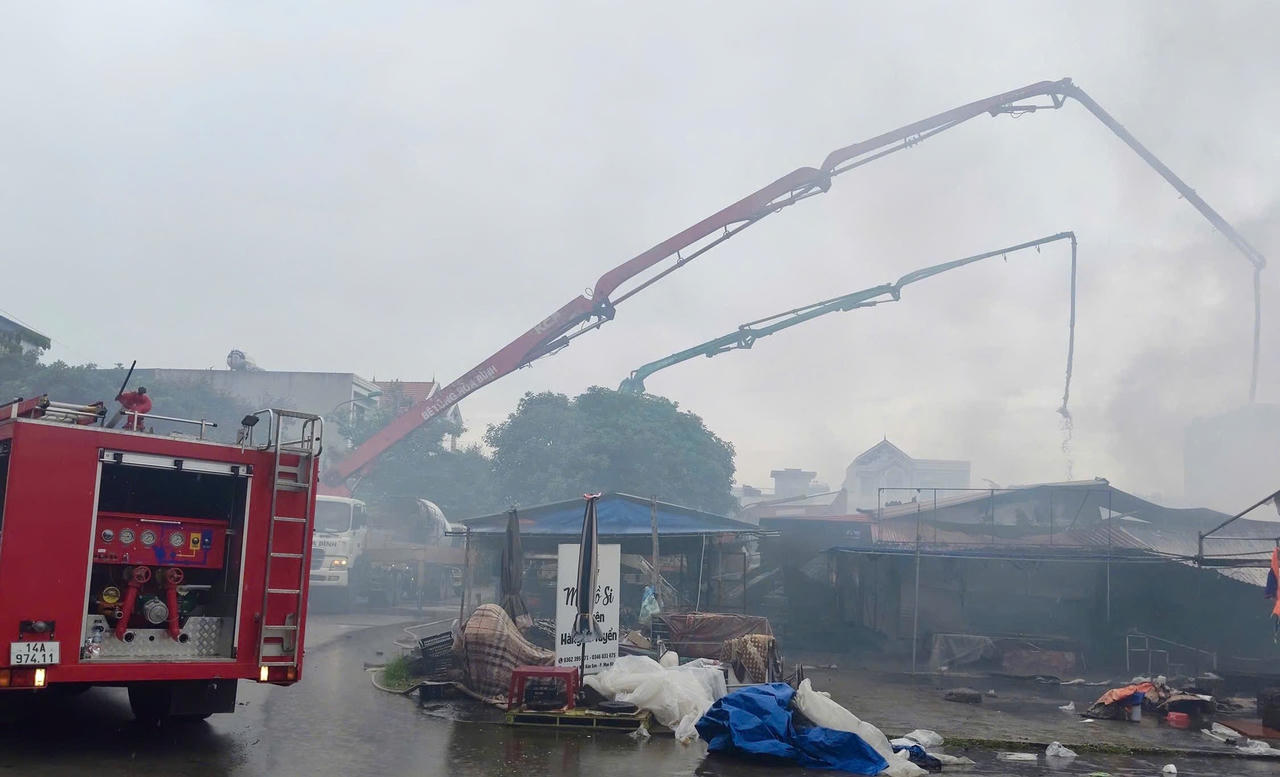 Cháy chợ ở Quảng Ninh, hơn 100 người tham gia dập lửa