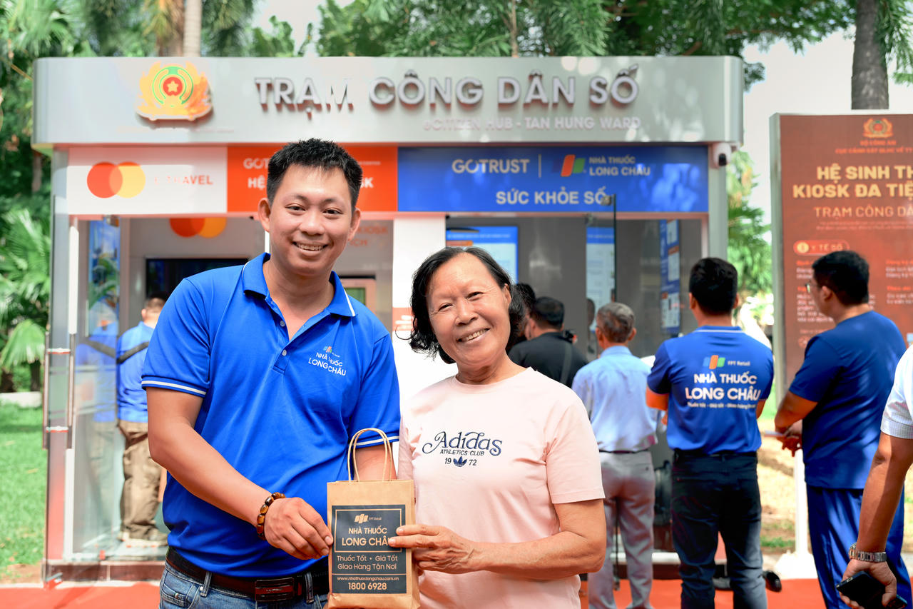 Long Châu, GoTrust đồng hành cùng Công an TP.HCM phát triển các tiện ích y tế số tại Trạm Công dân số. Ảnh: H. Khánh