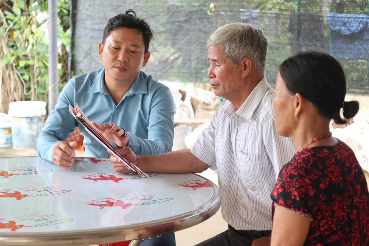 Ông Đinh Thanh Bình, ở thôn Đồng Tròn, xã Sơn Mai (ngồi giữa) chia sẻ câu chuyện hoàn thiện thủ tục để được cấp Giấy chứng nhận quyền sử dụng đất (ảnh Vân Anh)