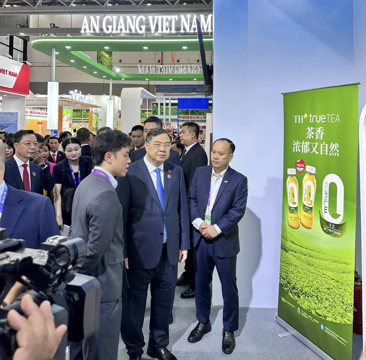 Phó Thủ tướng Thường trực Chính phủ Phạm Gia Túc cùng đoàn đại biểu tới thăm và lắng nghe đại diện TH giới thiệu tại gian hàng của Tập đoàn TH, CAEXPO 2026. Ảnh: Tập đoàn TH
