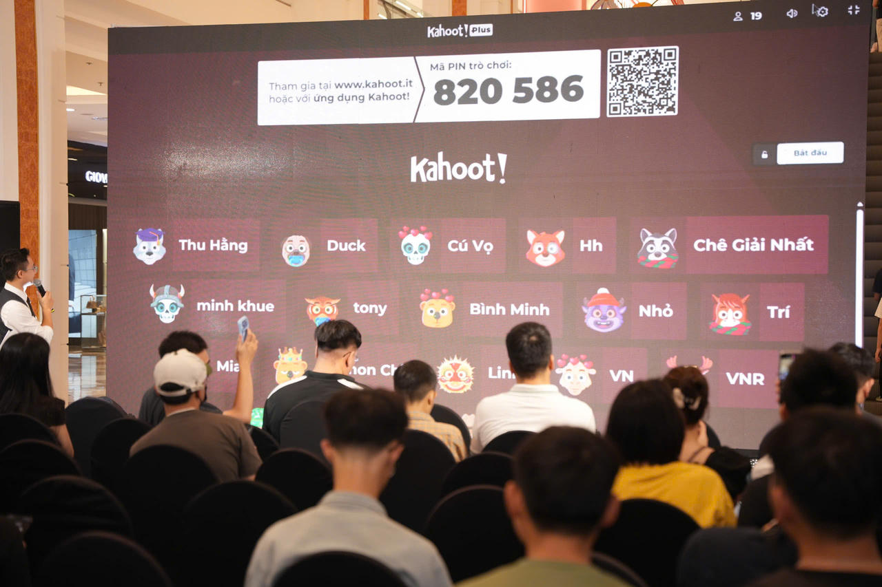 Khách hàng tham gia minigame Kahoot tại chương trình