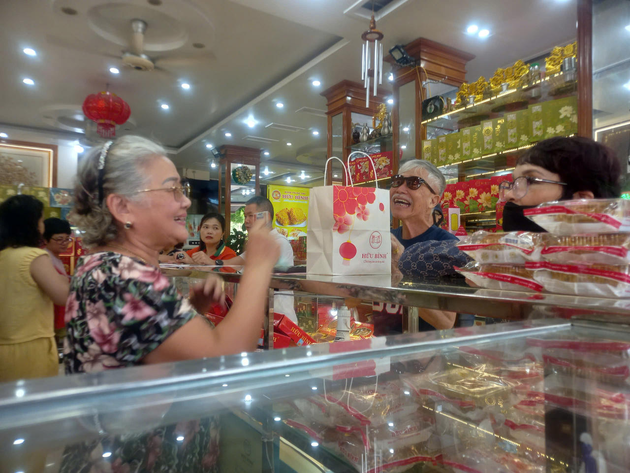 Các sản phẩm bánh Trung thu đa dạng về mẫu mã (Ảnh: Hoàng Giang)