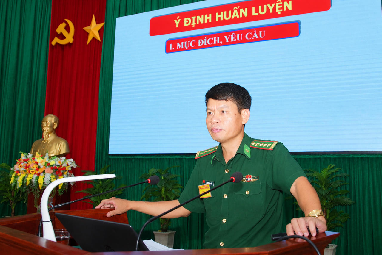 Đại tá Nguyễn Văn Huệ - Phó tham mưu trưởng Ban Chỉ huy BĐBP trình bày Chuyên đề những nội dung thay đổi của điều lệnh quản lý Bộ đội được ban hành kèm theo Thông tư số 24/2026/TT-BQP của Bộ Quốc phòng (Ảnh: T.N).
