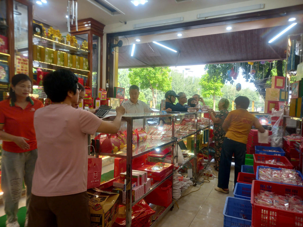 Việc chấp hành các quy định pháp luật về sản xuất bánh Trung thu được Đoàn kiểm tra chú trọng (Ảnh: Hoàng Giang)