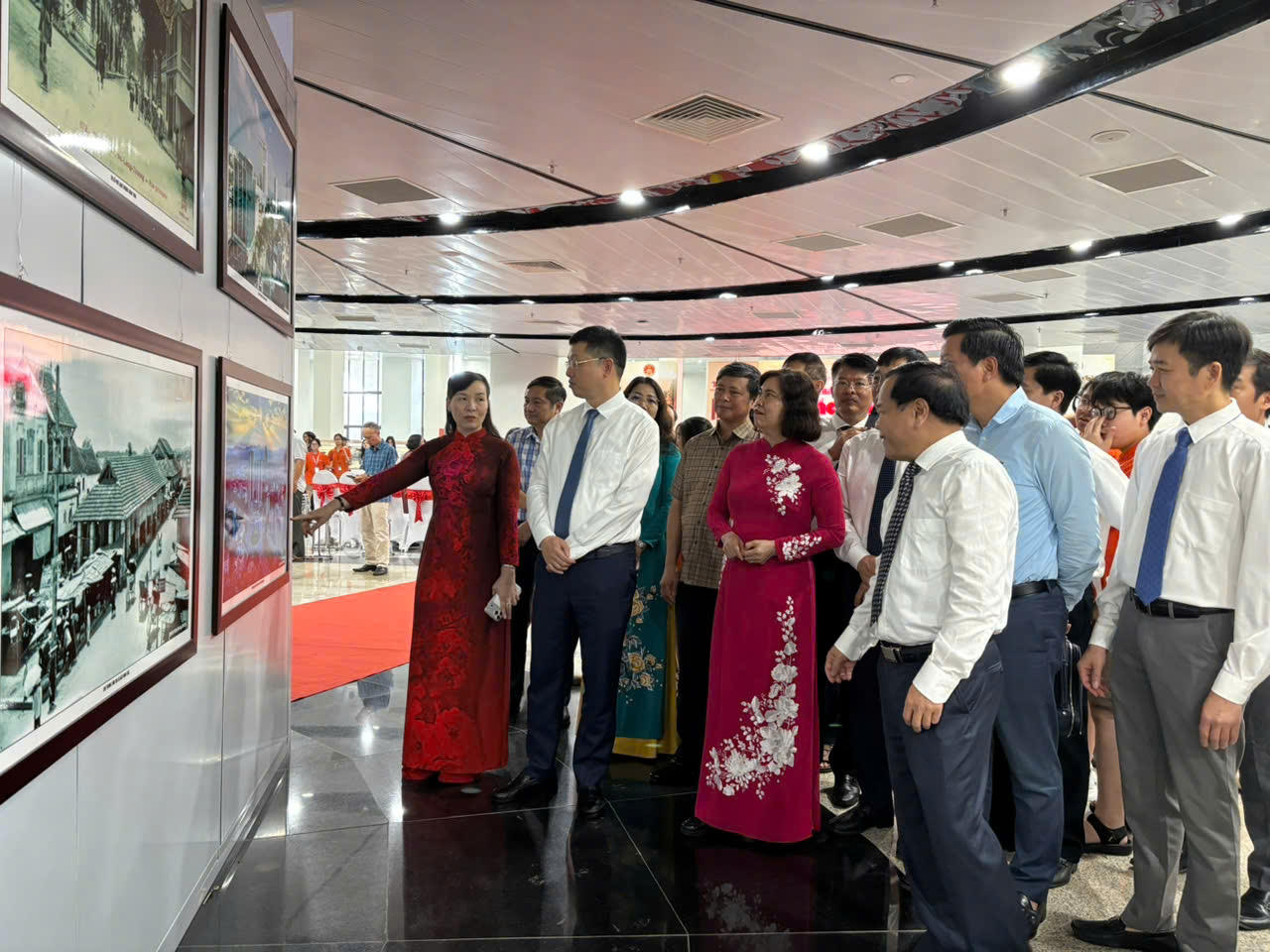 Các đại biểu tham quan triển lãm "Bắc Ninh xưa và nay". (Ảnh Ngọc Huy)