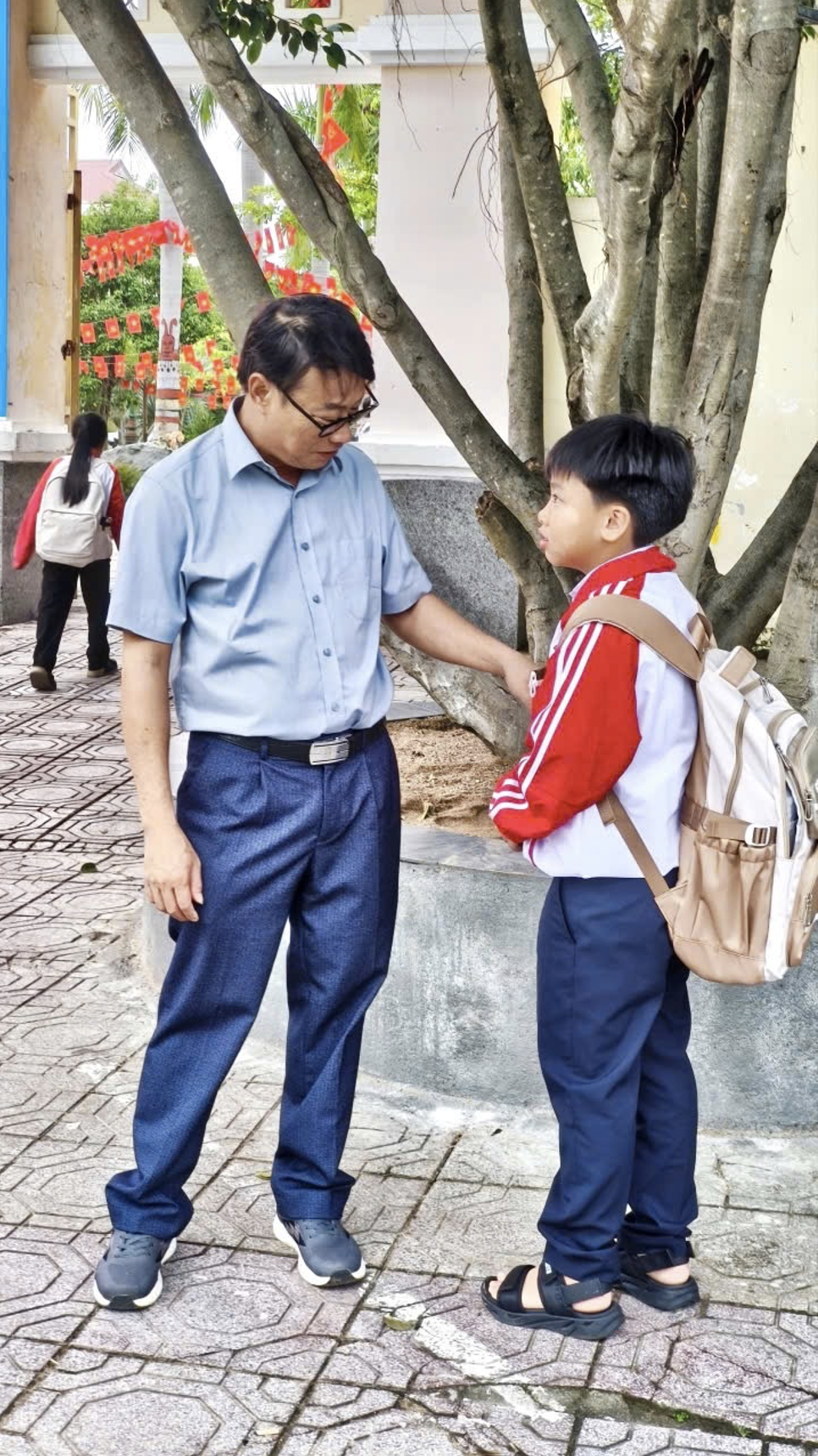 Từ những cuộc trò chuyện ngắn trước giờ vào lớp, thầy Tường có thêm cơ hội nắm bắt tâm tư, biểu hiện của học sinh. (Ảnh: Nhà trường cung cấp)