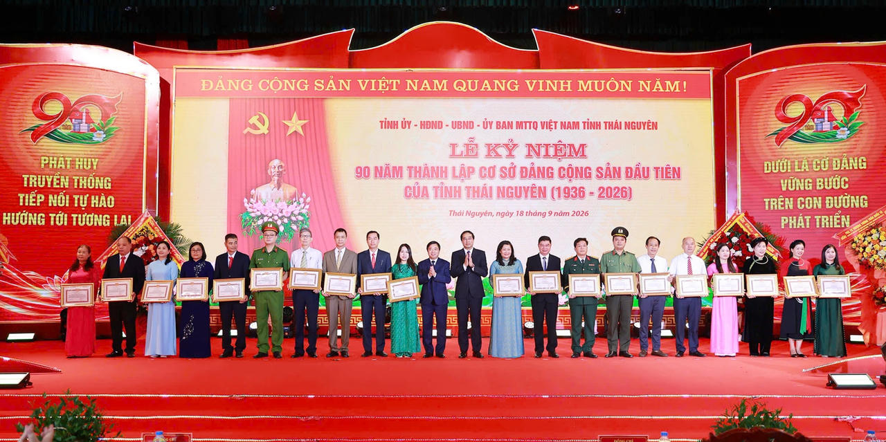 Ban Thường vụ Tỉnh ủy tặng Bằng khen cho 10 tổ chức Đảng, 10 đảng viên tiêu biểu; Chủ tịch UBND tỉnh tặng Bằng khen cho 7 tập thể, 5 cá nhân có đóng góp quan trọng trong sự nghiệp đấu tranh cách mạng, xây dựng và bảo vệ Tổ quốc.