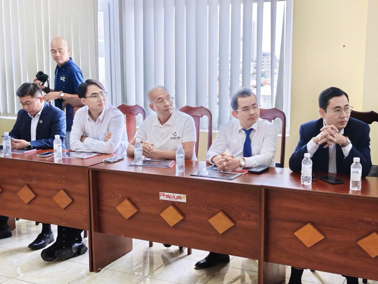 Các đại biểu, chuyên gia và đại diện doanh nghiệp tham dự, đóng góp ý kiến tại Tọa đàm Pháp luật về bảo vệ quyền lợi người tiêu dùng trên không gian mạng.