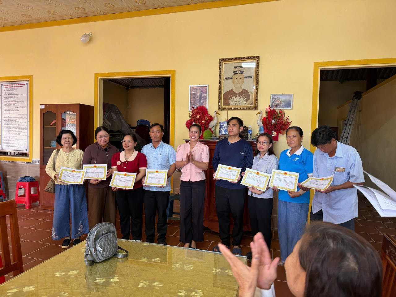 Bà Đào Thị Bích Huyền, Phó Chủ tịch UBND xã Thoại Sơn trao Giấy Chứng nhận cho các đơn vị