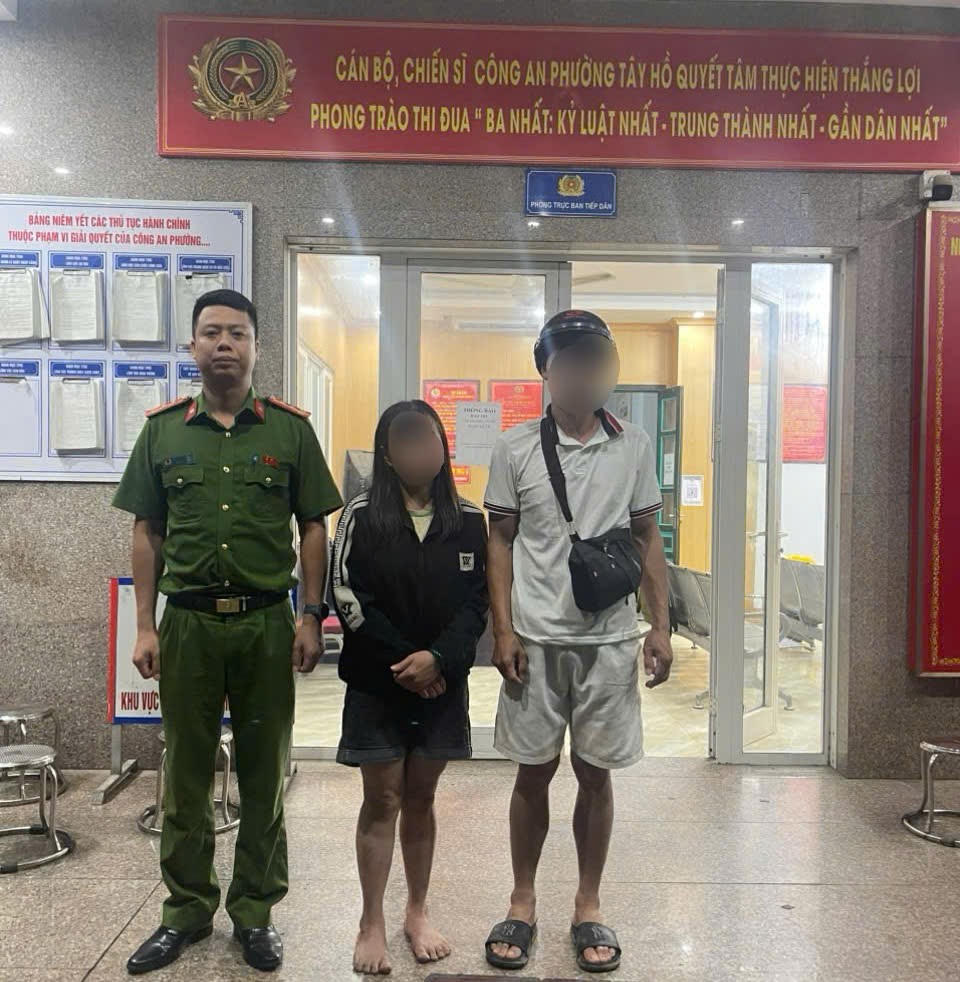 Sau khi được hỗ trợ ổn định tinh thần, người phụ nữ được Công an phường Tây Hồ bàn giao an toàn cho gia đình. (Ảnh: Công an Tây Hồ)