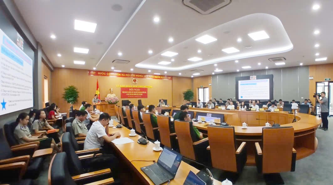 Hội nghị được tổ chức trực tiếp tại Hội trường UBND tỉnh Hà Tĩnh, kết hợp trực tuyến đến 69 điểm cầu tại UBND các xã, phường trên địa bàn tỉnh. (Ảnh: Hữu Anh) 