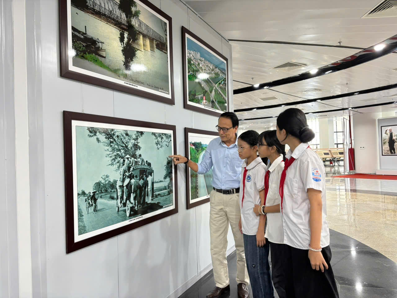 Hình ảnh Bắc Ninh trong khôi phục sản xuất, xây dựng quê hương, từng bước đổi mới và phát triển. (Ảnh Ngọc Huy)