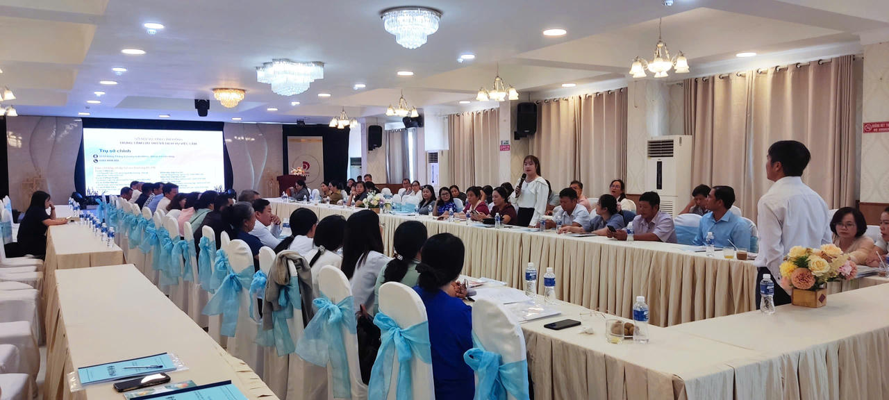 Cán bộ tham gia tập huấn trao đổi về những vấn đề liên quan. (Ảnh N.B)
