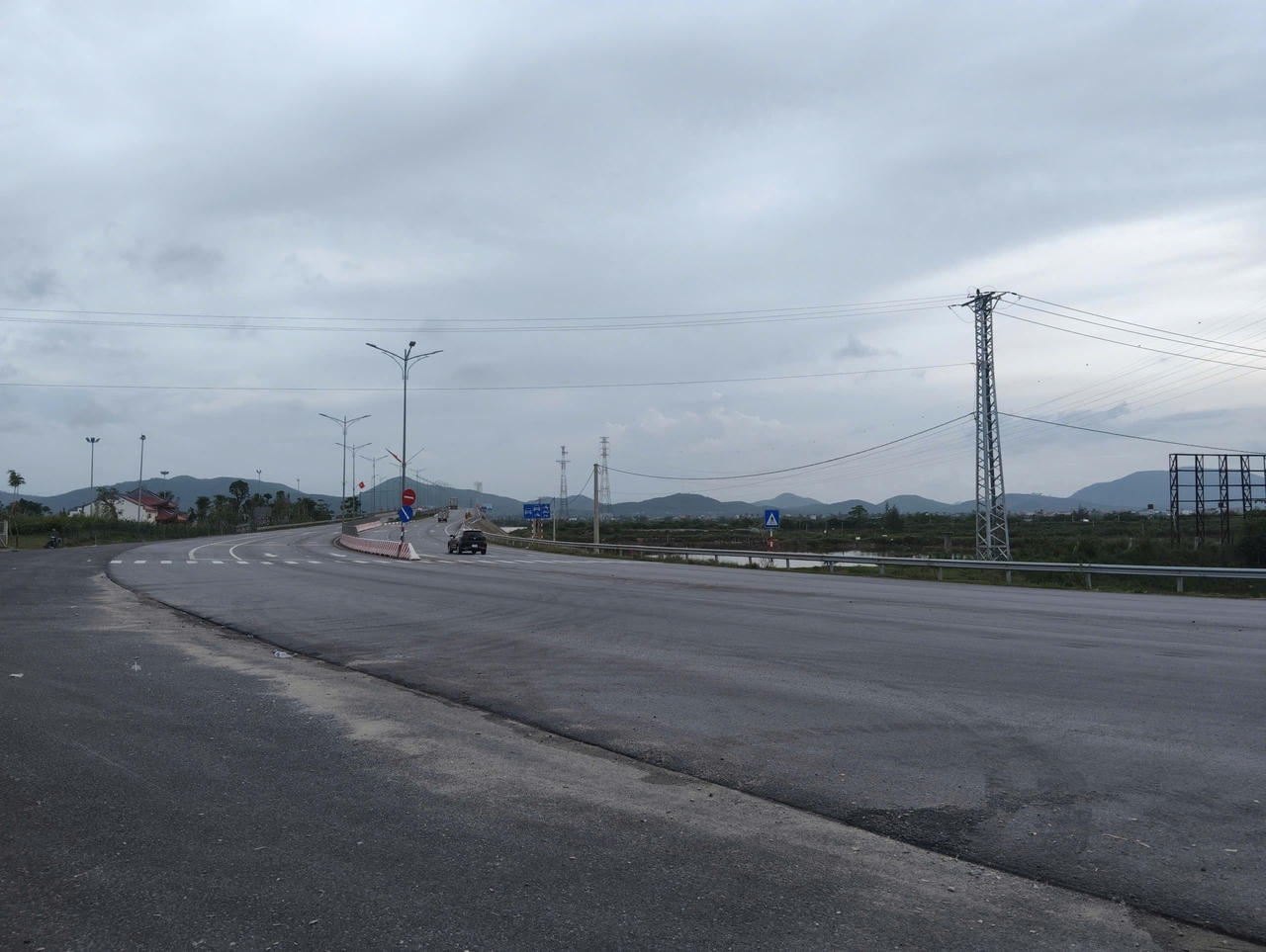 Phương tiện lưu thông theo hướng Bắc - Nam qua khu vực cầu Gianh. (Ảnh: M.P)