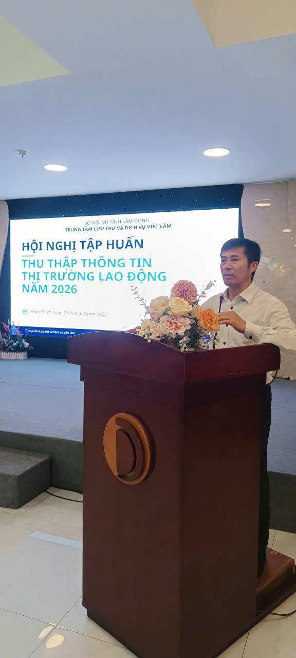 Ông Hoàng Trọng Vinh – Phó Giám đốc LT&DVVL tỉnh Lâm Đồng thông tin tới các cán bộ xã, phường về thị trường lao động. (Ảnh N.B)