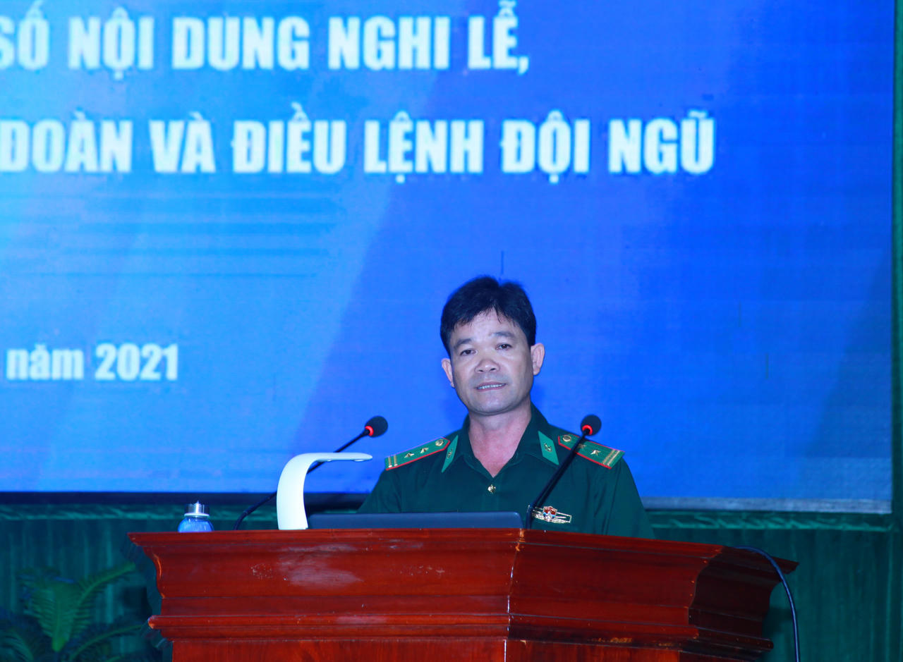 Trung tá Bùi Thanh Vạn - Phó Tham mưu trưởng Ban Chỉ huy BĐBP tỉnh, giới thiệu thống nhất một số nội dung nghi Lễ, kiểm soát quân sự dẫn đoàn và Điều lệnh đội ngũ,... (Ảnh: T.N).
