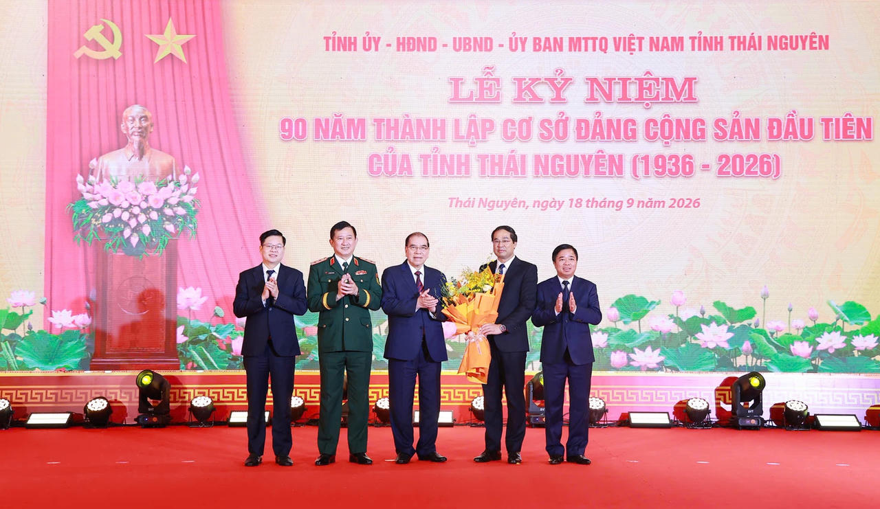 Thường trực Tỉnh ủy Thái Nguyên và lãnh đạo Quân khu 1 tặng hoa tri ân đồng chí Nông Đức Mạnh, nguyên Tổng Bí thư Ban Chấp hành Trung ương Đảng, nguyên Bí thư Tỉnh ủy, nguyên Chủ tịch UBND tỉnh Bắc Thái.
