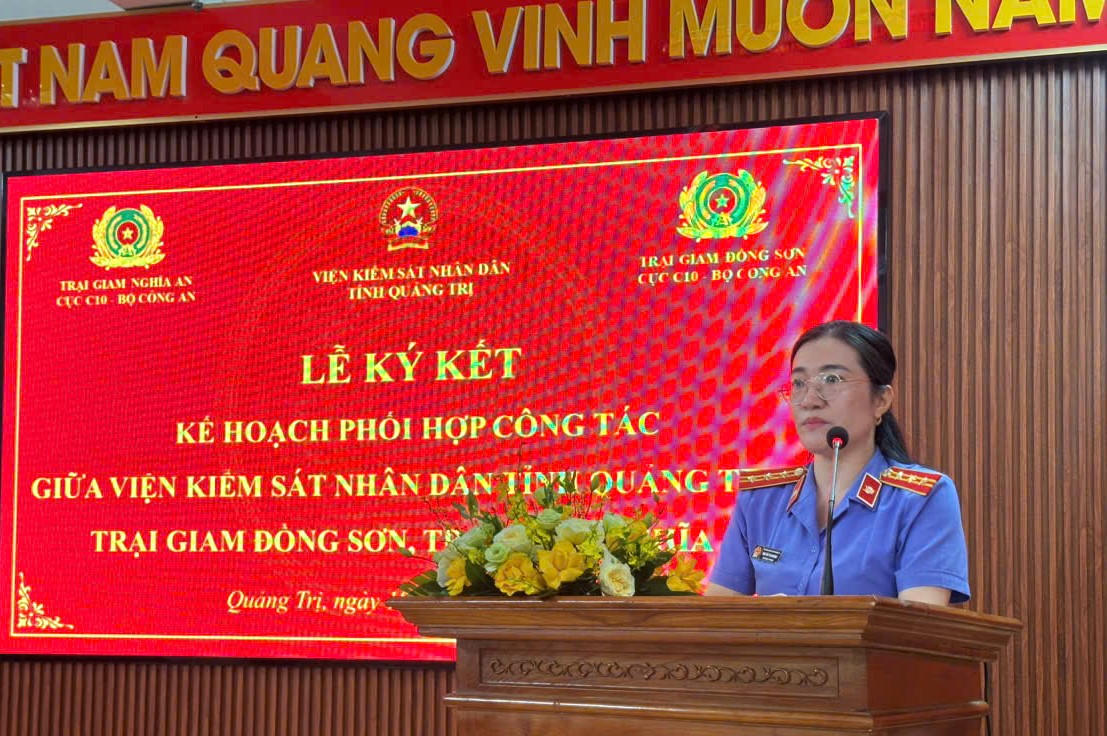 Bà Nguyễn Thị Phượng, Trưởng phòng 8, VKSND tỉnh Quảng Trị phát biểu tại lễ ký kết Kế hoạch phối hợp công tác. (Ảnh: M.P)