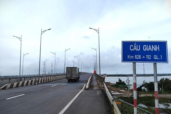 Thay gối cầu Gianh, phương tiện Bắc - Nam lưu thông trên Quốc lộ 1 thế nào? Thay gối cầu Gianh, phương tiện Bắc - Nam lưu thông trên Quốc lộ 1 thế nào?