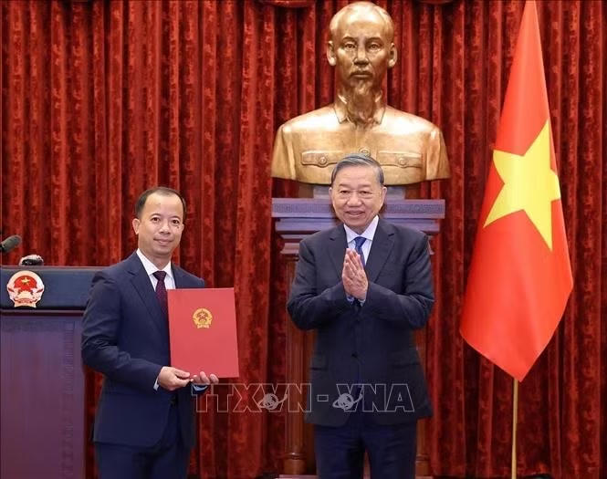 Tổng Bí thư, Chủ tịch nước Tô Lâm trao Quyết định bổ nhiệm Đại sứ đặc mệnh toàn quyền Việt Nam tại Cộng hòa Angola kiêm nhiệm Cộng hòa Congo, Cộng hòa Zambia, Cộng hòa Dân chủ Congo, Cộng hòa Guinea Xích đạo, Cộng hòa Dân chủ Sao Tome và Principe, Cộng hòa Cabo Verde cho ông Nguyễn Văn Hiệu, Phó Vụ trưởng, Vụ Trung Đông - Châu Phi, Bộ Ngoại giao. Ảnh: Thống Nhất/TTXVN