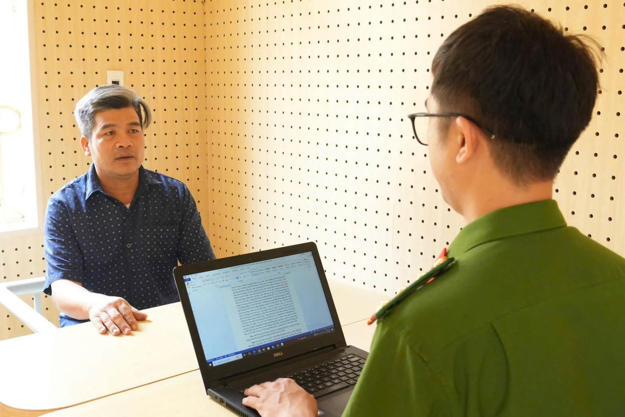 Đối tượng Nguyễn Khắc Hồng tại cơ quan Công an. Ảnh: Công an tỉnh Phú Thọ 