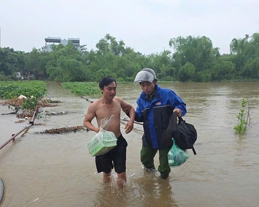 Mưa lũ dâng cao, Công an Hà Nội xuyên đêm ứng trực tại các điểm xung yếu, hỗ trợ người dân