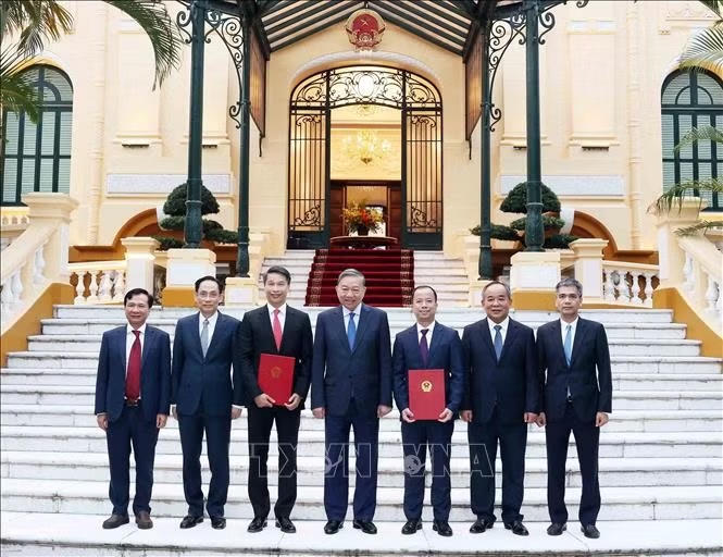 Tổng Bí thư, Chủ tịch nước Tô Lâm và đại biểu cùng 2 Đại sứ mới được bổ nhiệm. Ảnh: Thống Nhất/ TTXVN