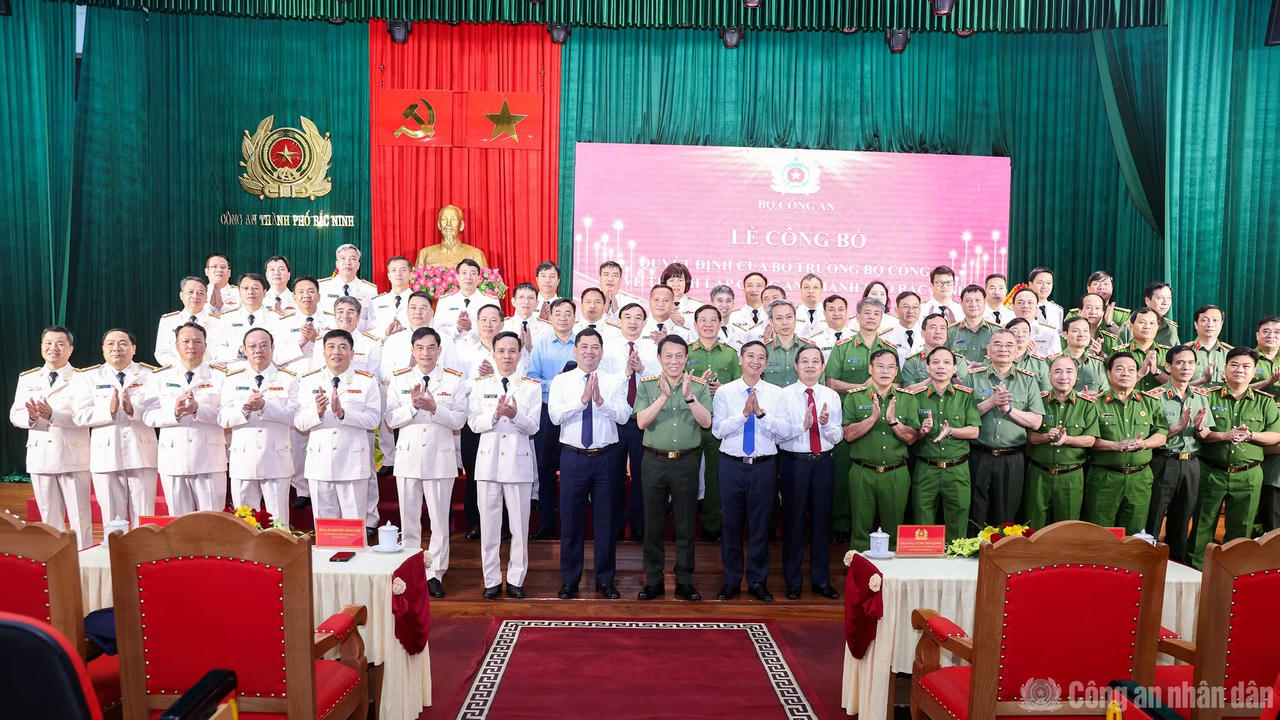 Bộ trưởng Lương Tam Quang và các đại biểu. Ảnh: Công an nhân dân.