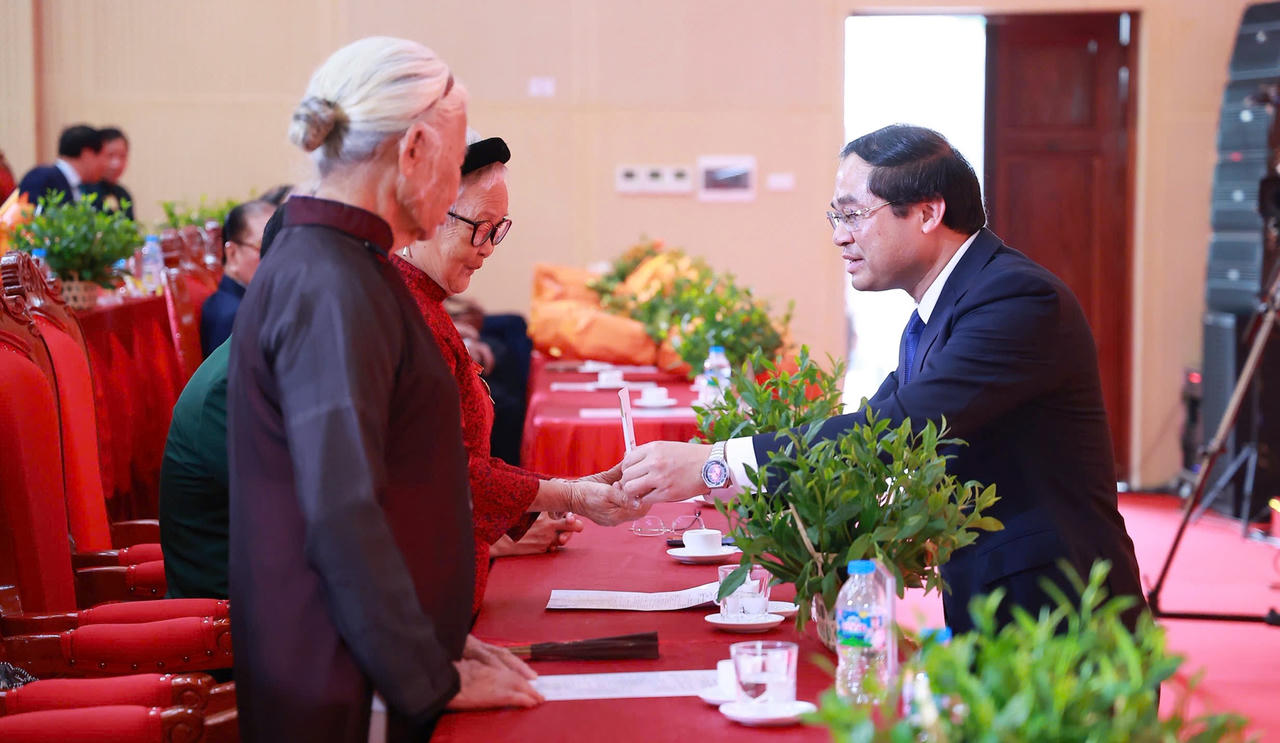 Bí thư Tỉnh ủy Thái Nguyên Trịnh Xuân Trường tặng quà tri ân các Mẹ Việt Nam Anh hùng.