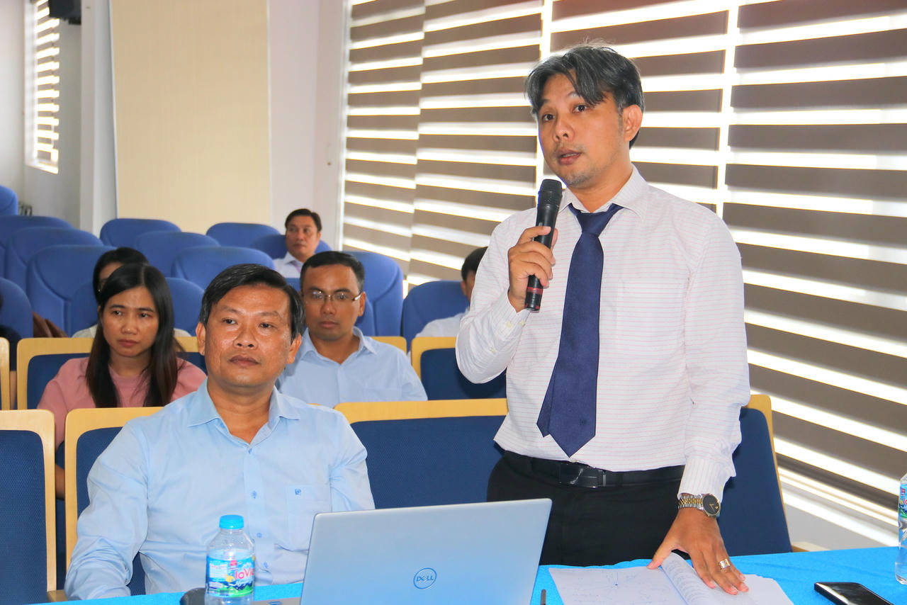 Luật sư Lê Hoàng Nhí - Giám đốc Công ty Luật Lê Hoàng góp ý, trao đổi về việc xây dựng Bộ tiêu chí (Ảnh: Đình Thương)