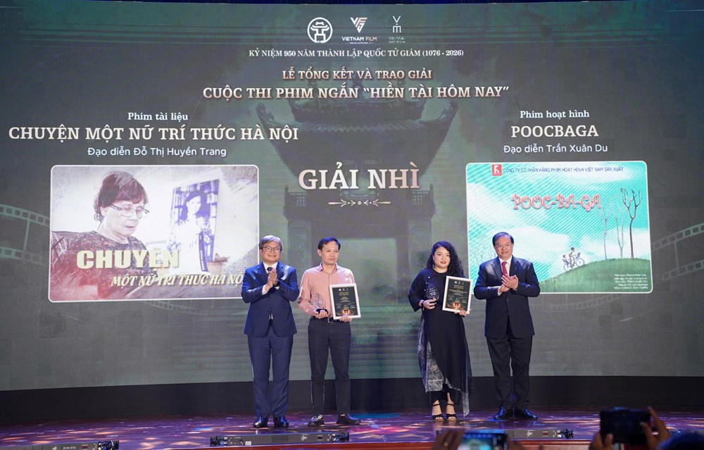 Thứ trưởng Bộ VHTTDL Tạ Quang Đông và Phó Chủ tịch UBND TP Hà Nội Trương Việt Dũng trao giải Nhì cho các tác giả (Ảnh: BTC).