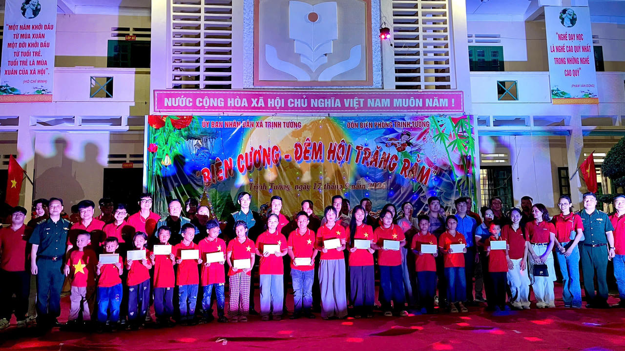 Trung thu ấm áp với học sinh vùng biên Lào Cai