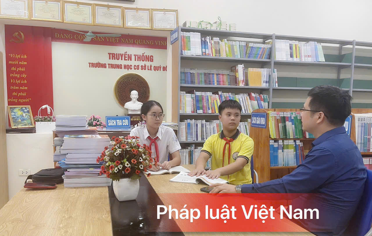 Em Nguyễn Dương Hoàng My và em Nguyễn Bá Minh Tiến chia sẻ về việc sử dụng điện thoại, tự kiểm soát thời gian và lựa chọn nội dung phù hợp với lứa tuổi.