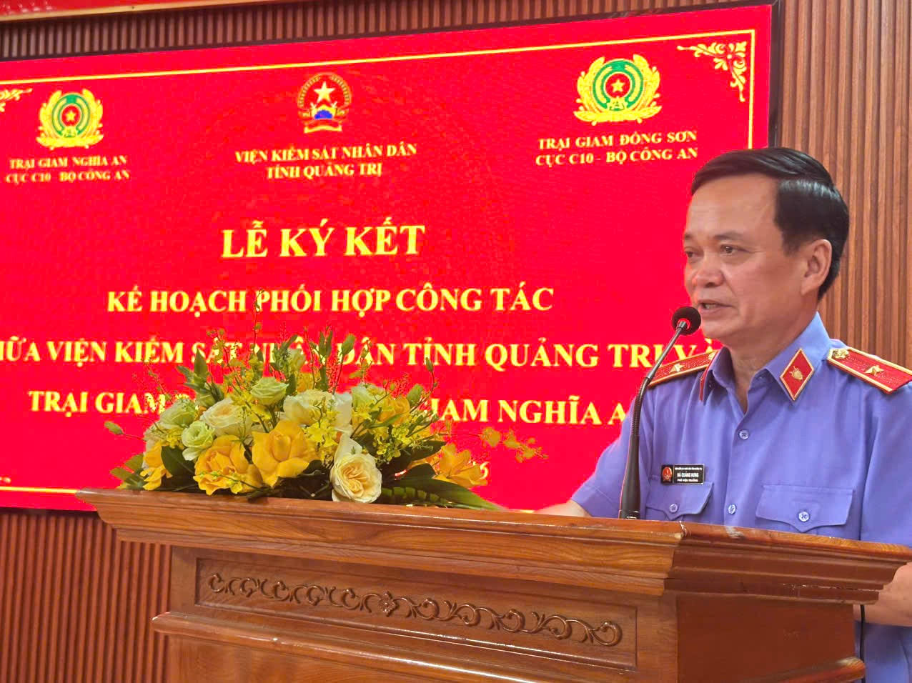 Ông Hà Quảng Hưng, Phó Viện trưởng VKSND tỉnh Quảng Trị phát biểu tại lễ ký kết. (Ảnh: M.P)