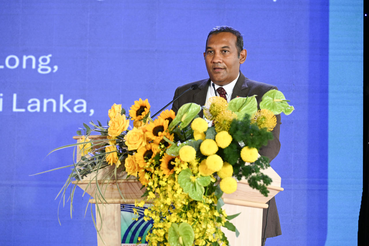 Ngài Poshitha Perera - Đại sứ Đặc mệnh Toàn quyền nước CHXHCN Dân chủ Sri Lanka tại Việt Nam phát biểu tại lễ khai giảng (Ảnh: Nguyễn Dô)