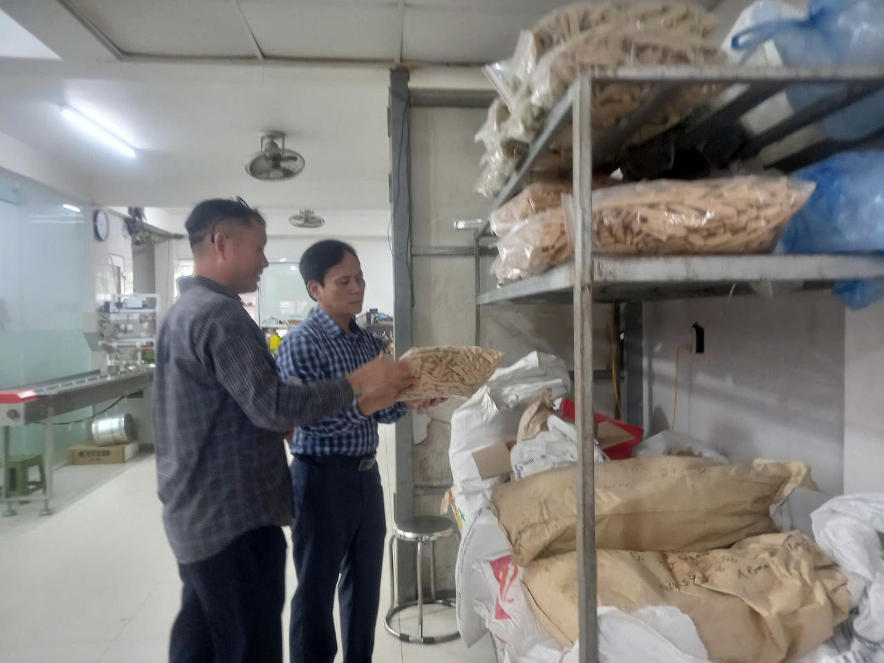 Đoàn kiểm tra liên ngành kiểm tra tại cơ sở kinh doanh bánh Niềm Vui (Ảnh: Hoàng Giang)
