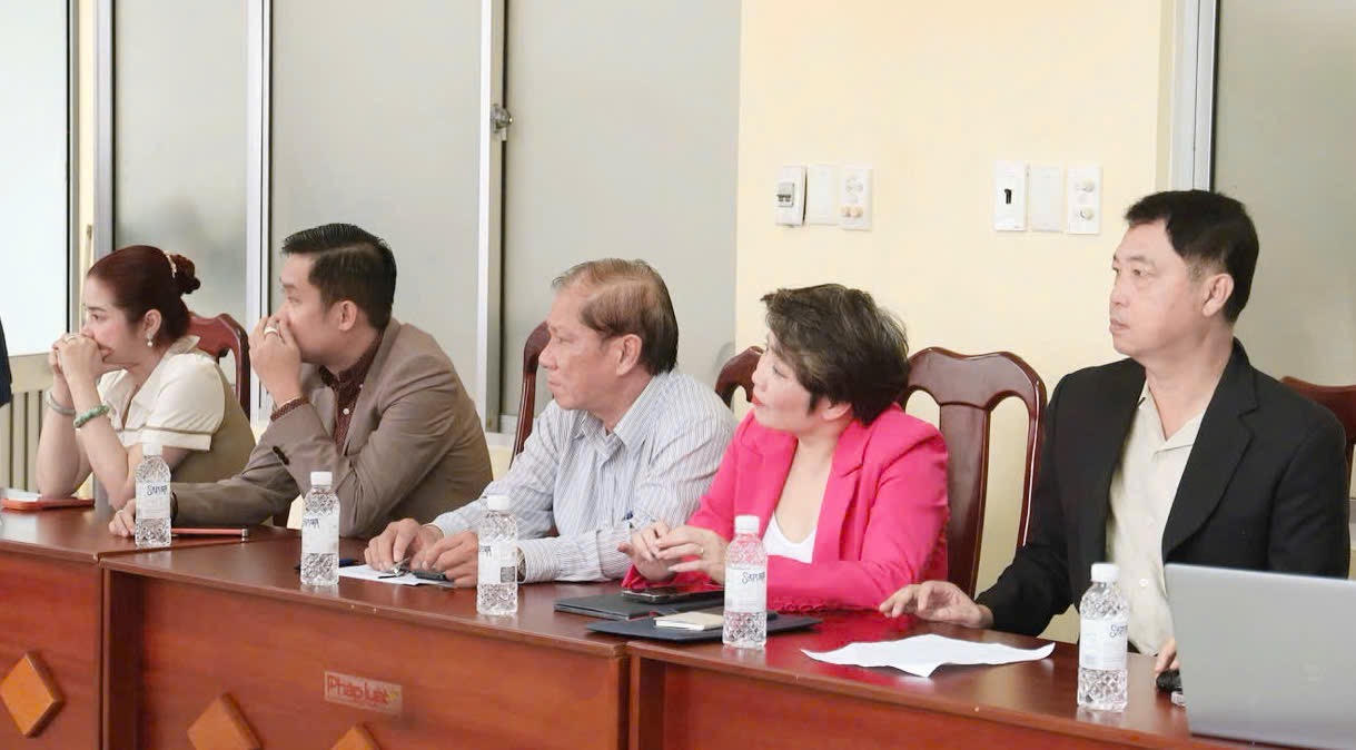 Các đại biểu, chuyên gia và đại diện doanh nghiệp tham dự, đóng góp ý kiến tại Tọa đàm Pháp luật về bảo vệ quyền lợi người tiêu dùng trên không gian mạng.