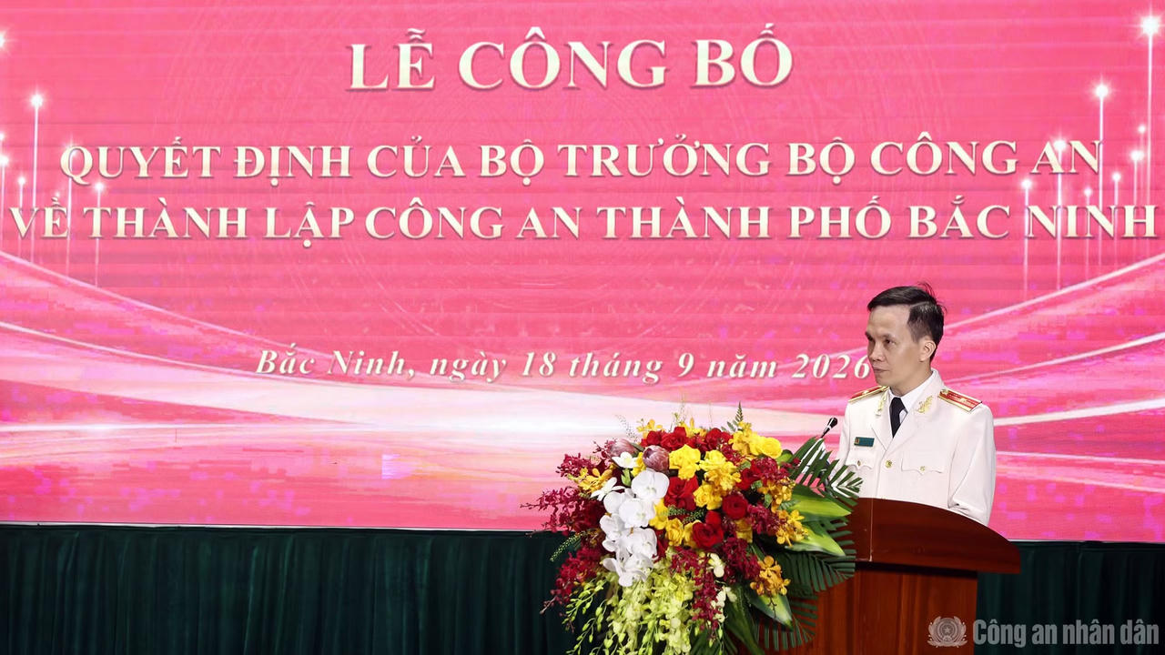 Thiếu tướng Bùi Duy Hưng, Giám đốc Công an thành phố Bắc Ninh phát biểu nhận nhiệm vụ. Ảnh: Công an nhân dân.