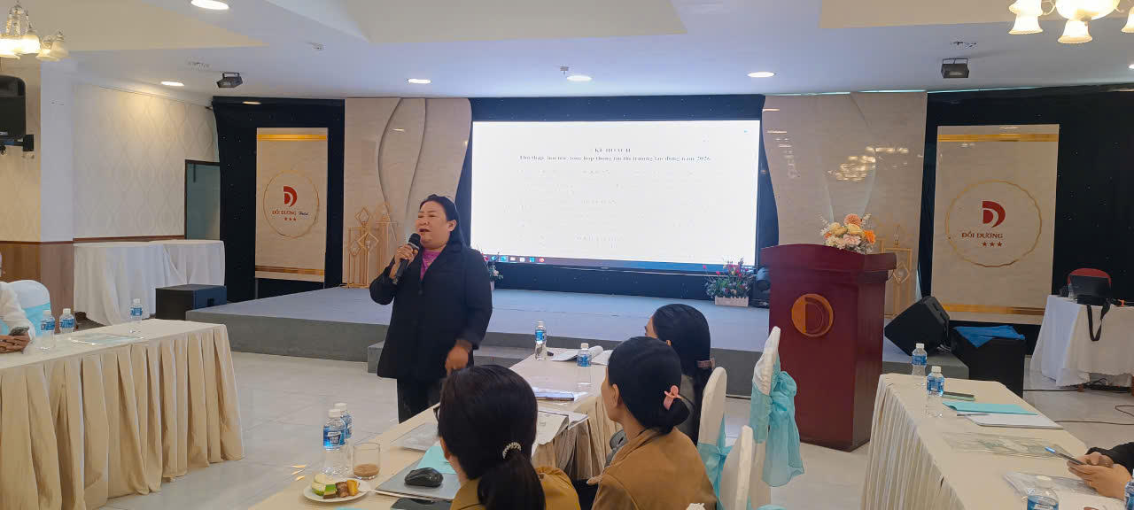 Bà Bùi Lê Phương Thảo – Trưởng phòng Tư vấn – Thông tin thị trường lao động (Trung tâm LT&DVVL tỉnh Lâm Đồng) hướng dẫn cán bộ xã, phường kỹ năng thu thập thông tin thị trường lao động. (Ảnh N.B)