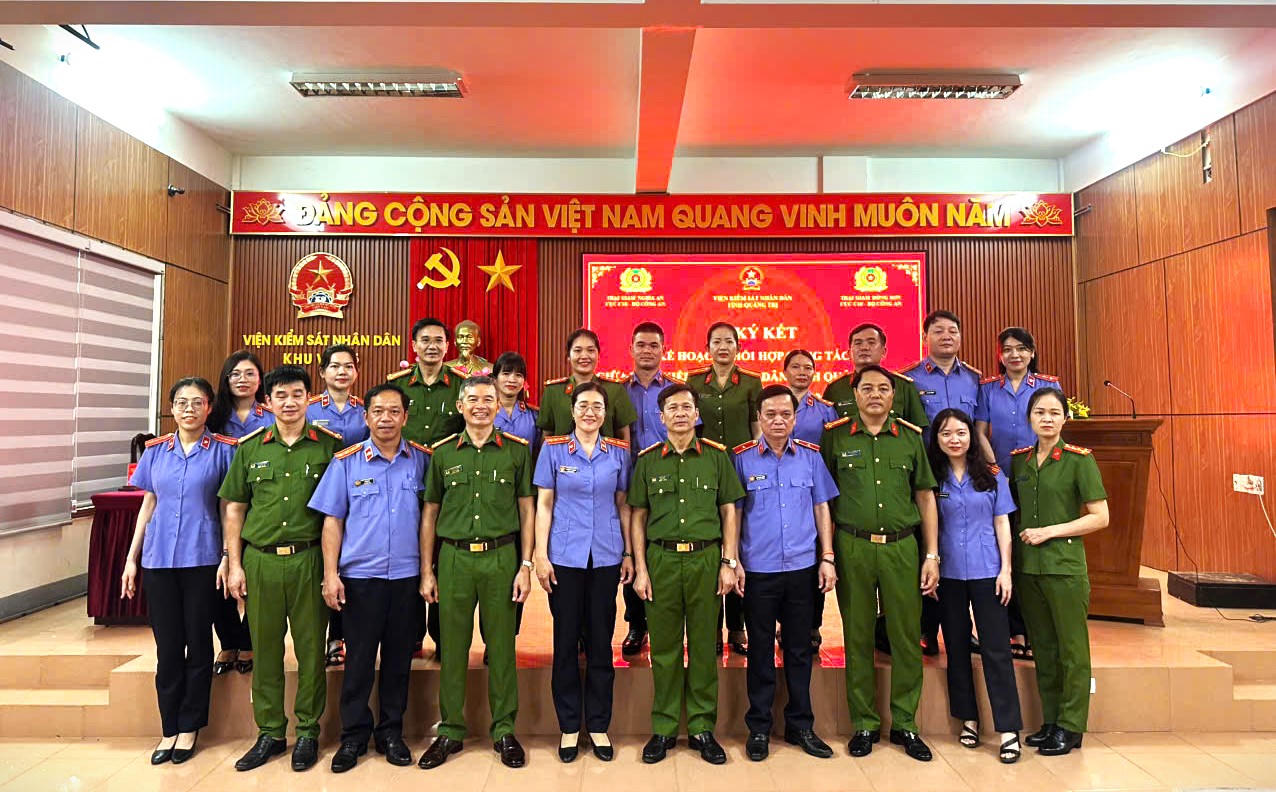Cán bộ VKSND tỉnh Quảng Trị, Trại giam Đồng Sơn và Trại giam Nghĩa An chụp ảnh lưu niệm sau lễ ký kết. (Ảnh: M.P)