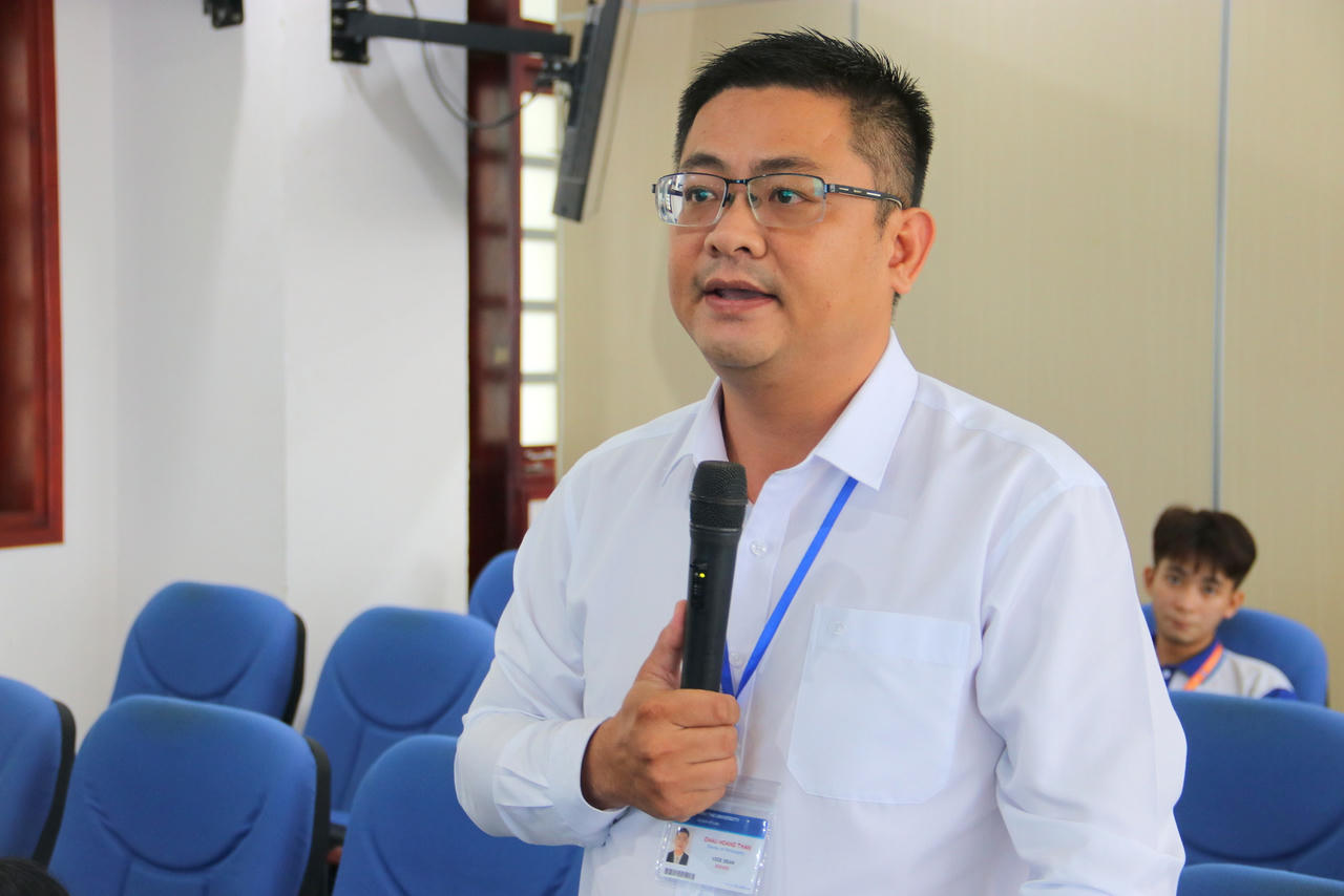 TS. Châu Hoàng Thân - Phó Trưởng Khoa Luật (Đại học Cần Thơ) trao đổi, chia sẻ tại Hội thảo (Ảnh: Đình Thương)