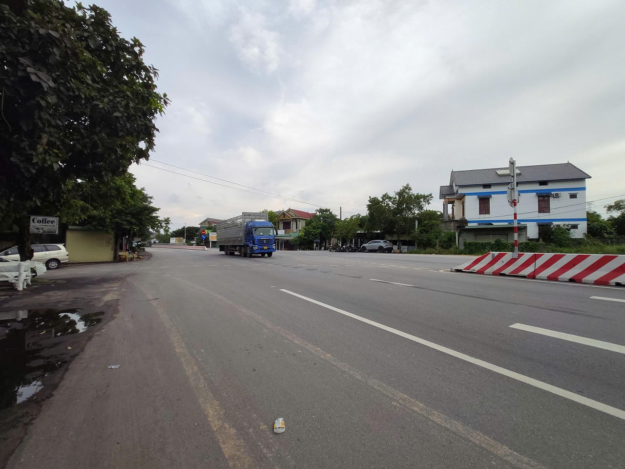 Phương tiện hướng Nam - Bắc được phân luồng từ xa, rẽ vào cao tốc CT.01 hoặc đường Hồ Chí Minh để ra phía Bắc trong thời gian thi công. (Ảnh: M.P)