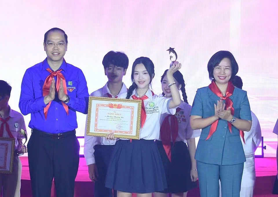 Đồng chí Bùi Huyền Mai - Chủ tịch Ủy ban MTTQ Việt Nam TP Hà Nội (ngoài cùng ảnh bên phải) trao “Giải thưởng 15 tháng 5” cho thiếu nhi có nhiều thành tích nổi bật, xuất sắc trong các lĩnh vực học tập và rèn luyện.