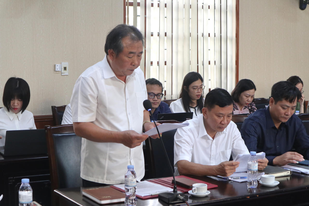 Ông Bùi Đức Thái, Giám đốc Sở Tư pháp tỉnh Ninh Bình - Phó Chủ tịch thường trực Hội đồng phối hợp phổ biến, giáo dục pháp luật tỉnh báo cáo tại Hội nghị (Ảnh: Trọng Kửu)